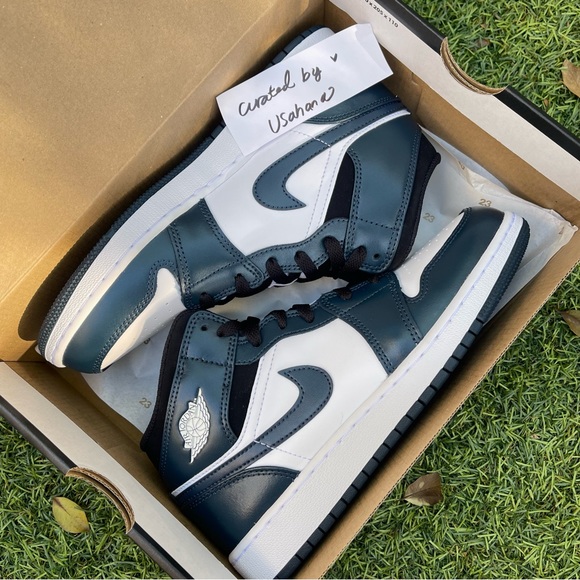 Nike Air Jordan 1 mid GS navy white shoes - Picture 4 of 5